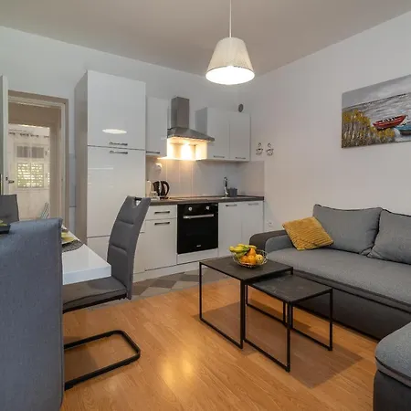 아파트 Mirella 20 M From The Sea - Free Parking *