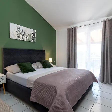 Mirella 20 M From The Sea - Free Parking 아파트
