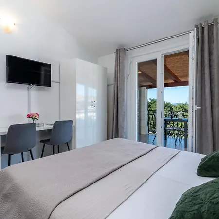Mirella 20 M From The Sea - Free Parking 아파트